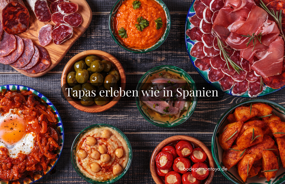 Tapas mit Oliven, Schinken, Wurst, Kartoffeln in kleinen Schüsseln.