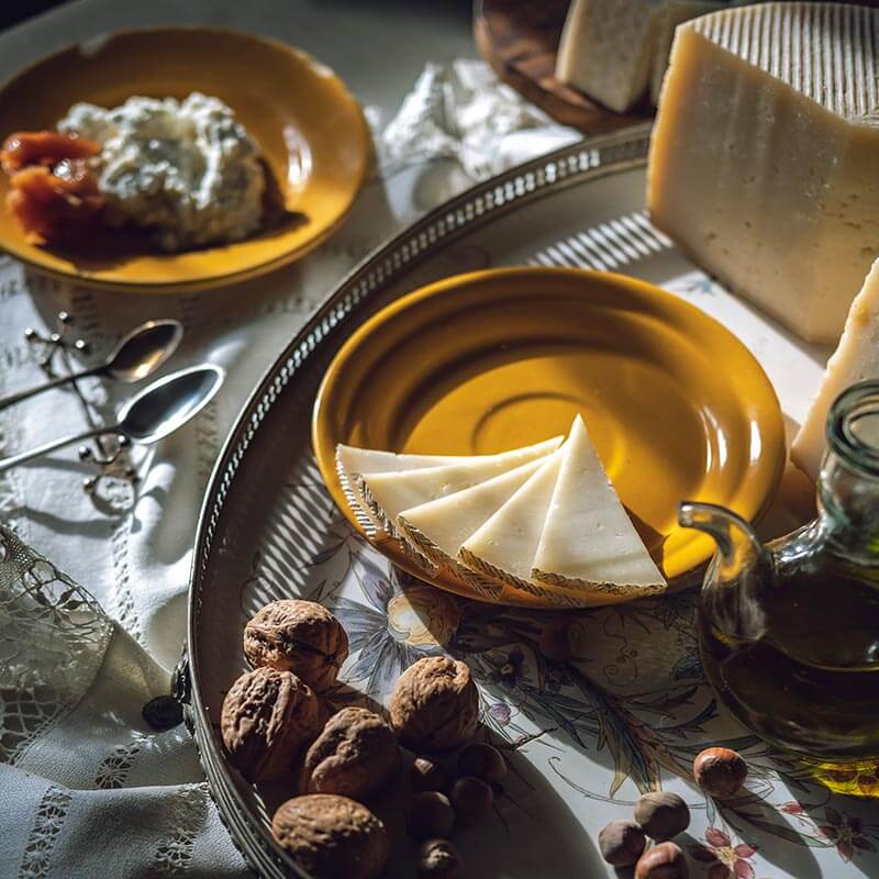 Halbgereifter Manchego-Schafskäse D.O.P. aus Spanien.